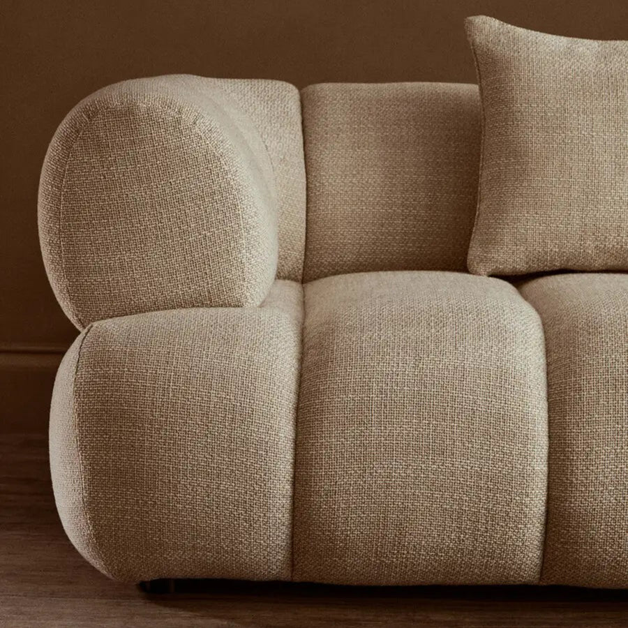 Krémszínű, 3 személyes formatervezett design kanapé.