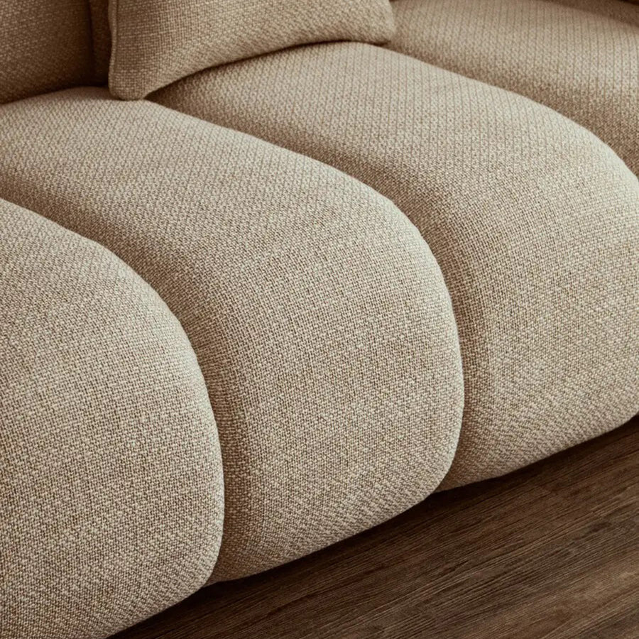 Krémszínű, 3 személyes formatervezett design kanapé.