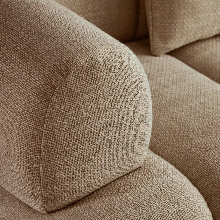 Krémszínű, 3 személyes formatervezett design kanapé.