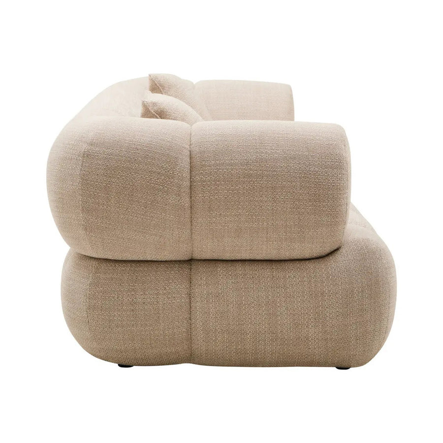 Krémszínű, 3 személyes formatervezett design kanapé.