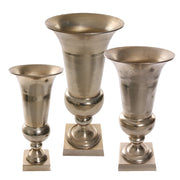 Öntött alumíniumból készült, aranyszínű nagy kaspó-váza.