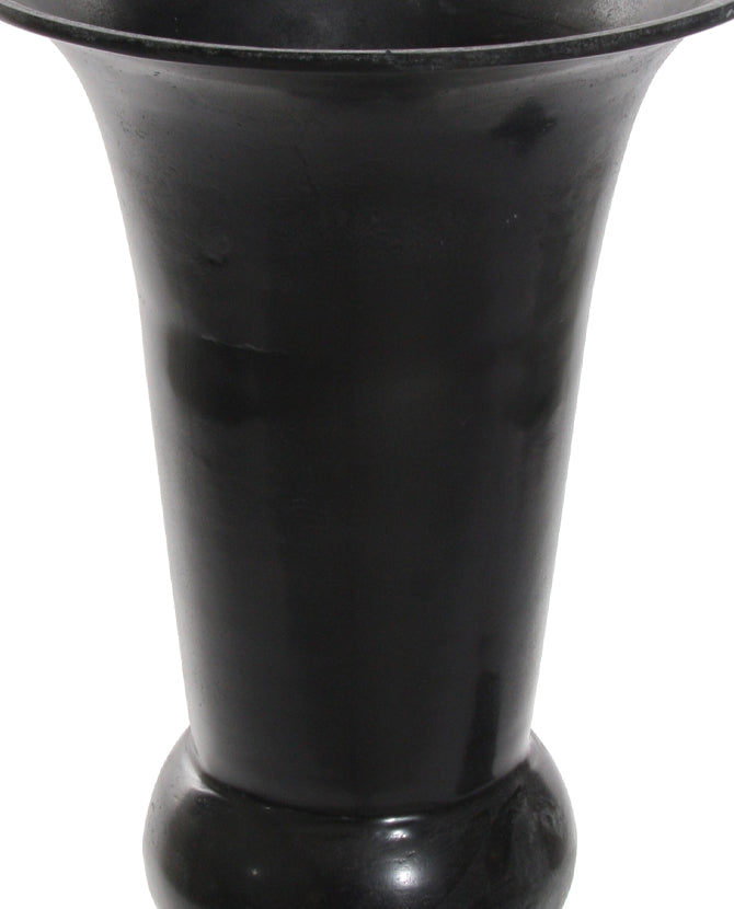 Öntött alumíniumból készült, kültérre is alkalmas, fekete színű óriás kaspó-váza .