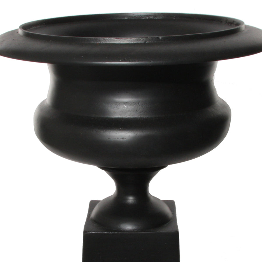 Fémből készült,, fekete színű óriás kaspó-váza.