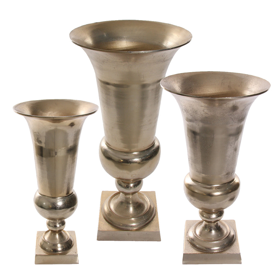 Öntött alumíniumból készült, aranyszínű óriás kaspó-váza.