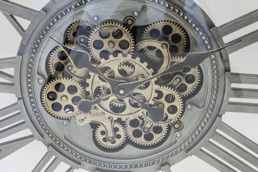 Fémből készült, antikolt felületű, ezüstszínű óriás falióra.