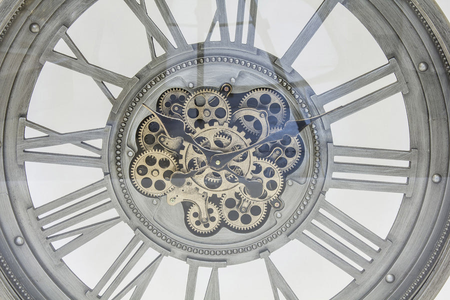 Fémből készült, antikolt felületű, ezüstszínű óriás falióra.