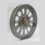 Fémből készült, antikolt felületű, ezüstszínű óriás falióra.