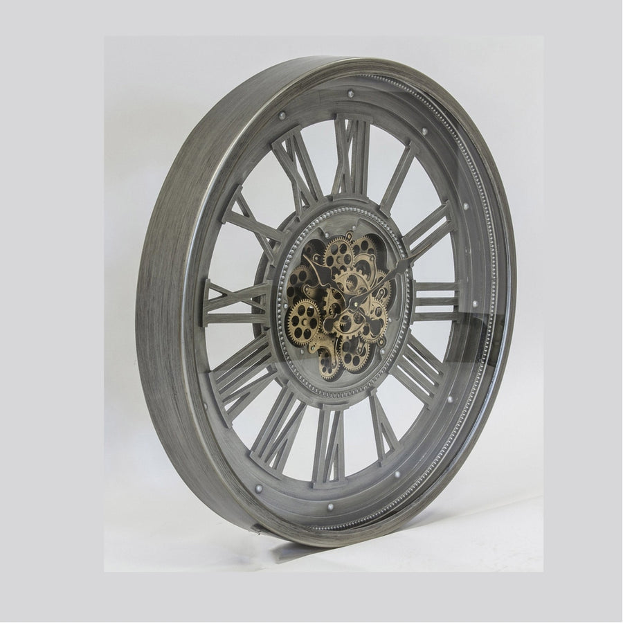 Fémből készült, antikolt felületű, ezüstszínű óriás falióra.