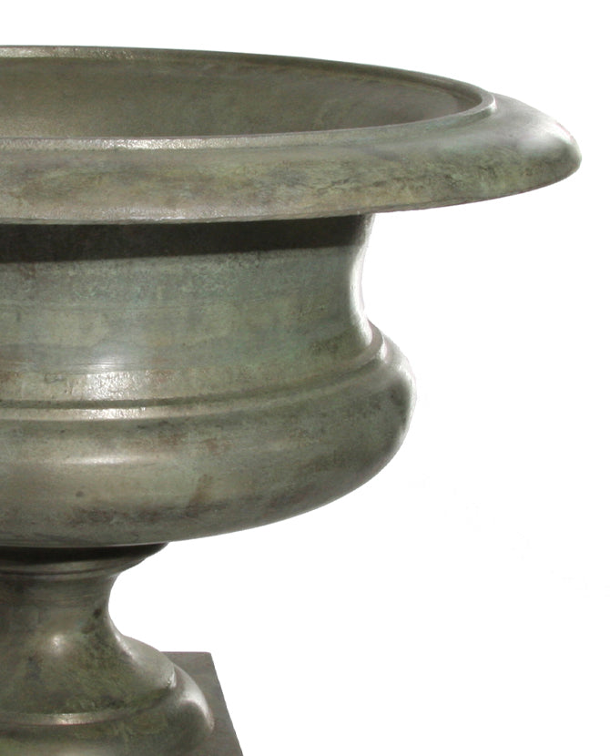 Öntött alumíniumból készült, kültérre is alkalmas, antik zöld színű nagy kaspó-váza.