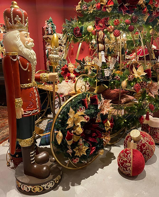 Óriás méretű, barokkos megjelenésű,, piros és zöld színű, karácsonyi diótörő figura.