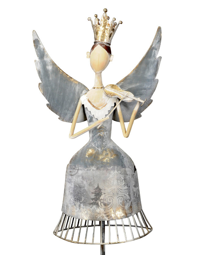 Koronát viselő fém angyal figura hegedűvel a kezében.