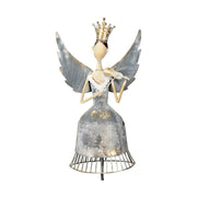 Koronát viselő fém angyal figura hegedűvel a kezében.