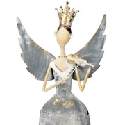 Koronát viselő fém angyal figura hegedűvel a kezében.