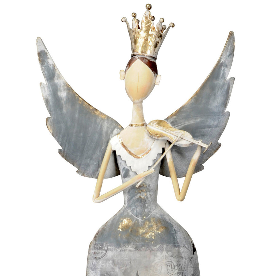 Koronát viselő fém angyal figura hegedűvel a kezében.