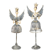 Koronát viselő fém angyal figura hegedűvel a kezében.