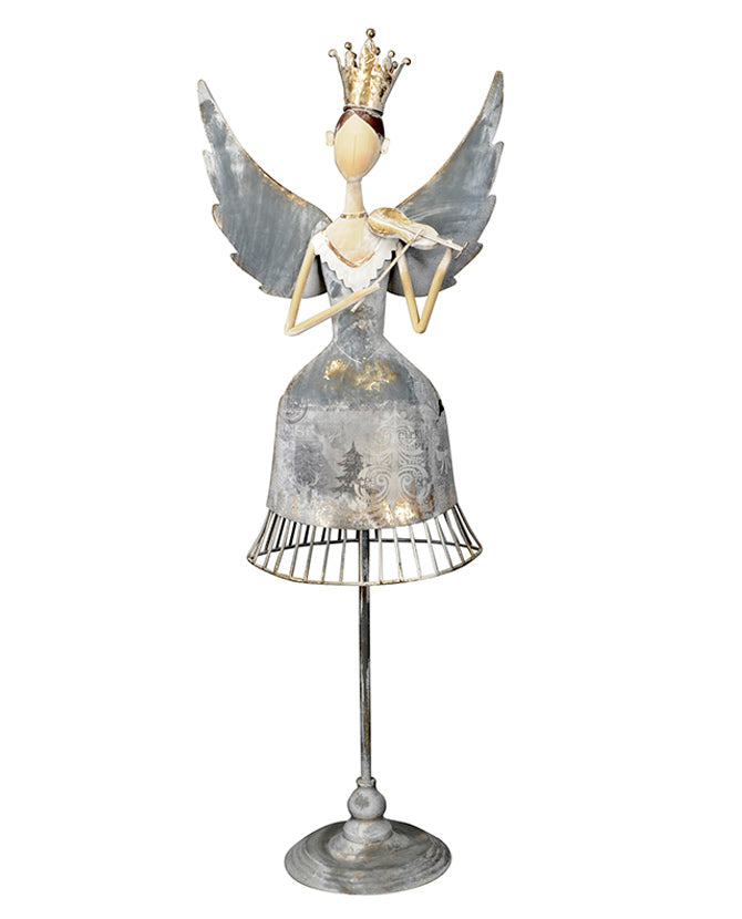 Koronát viselő fém angyal figura hegedűvel a kezében.