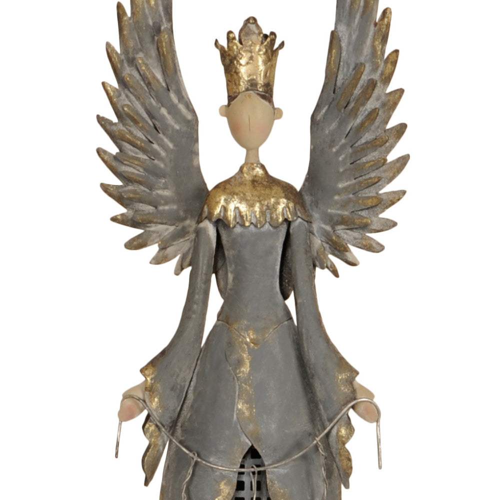 Koronát viselő fém angyal figura csillaggal a kezében.