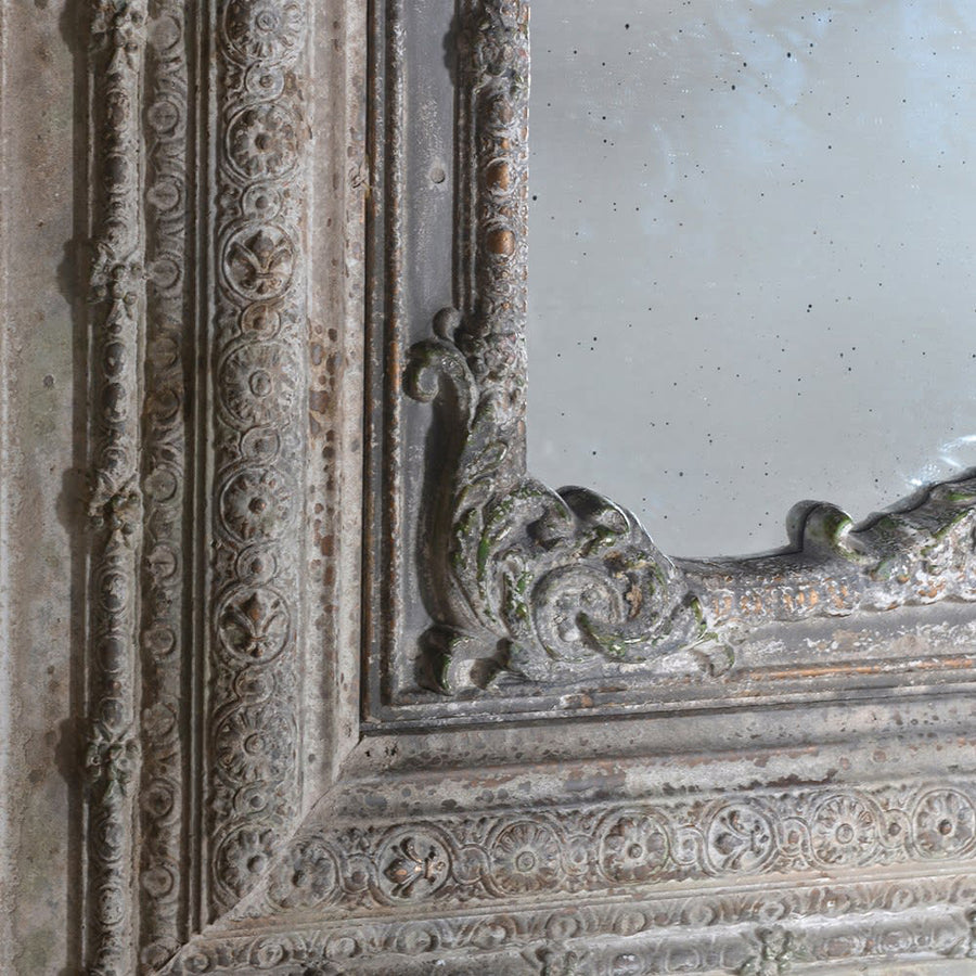 Koloniál stílusú, fából és műgyantából készült, háromosztatú dekoratív falpanel tükörrel.