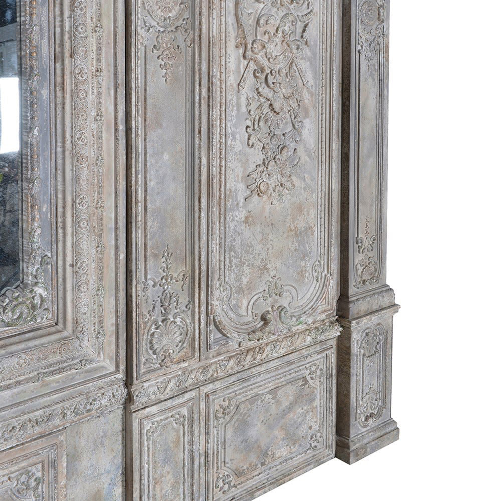 Koloniál stílusú, fából és műgyantából készült, háromosztatú dekoratív falpanel tükörrel.