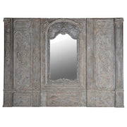 Koloniál stílusú, fából és műgyantából készült, háromosztatú dekoratív falpanel tükörrel.