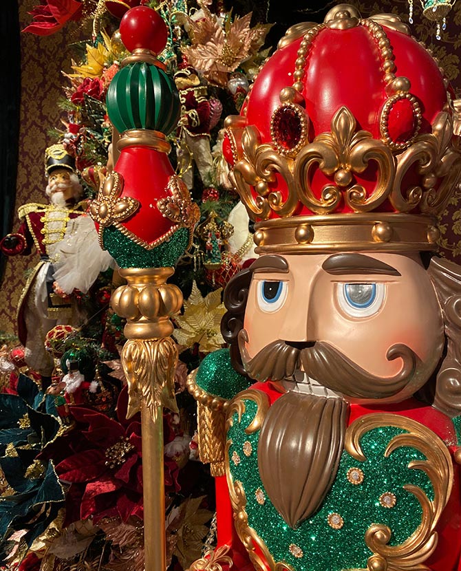 Barokkos megjelenésű, piros és zöld színű, karácsonyi diótörő figura.