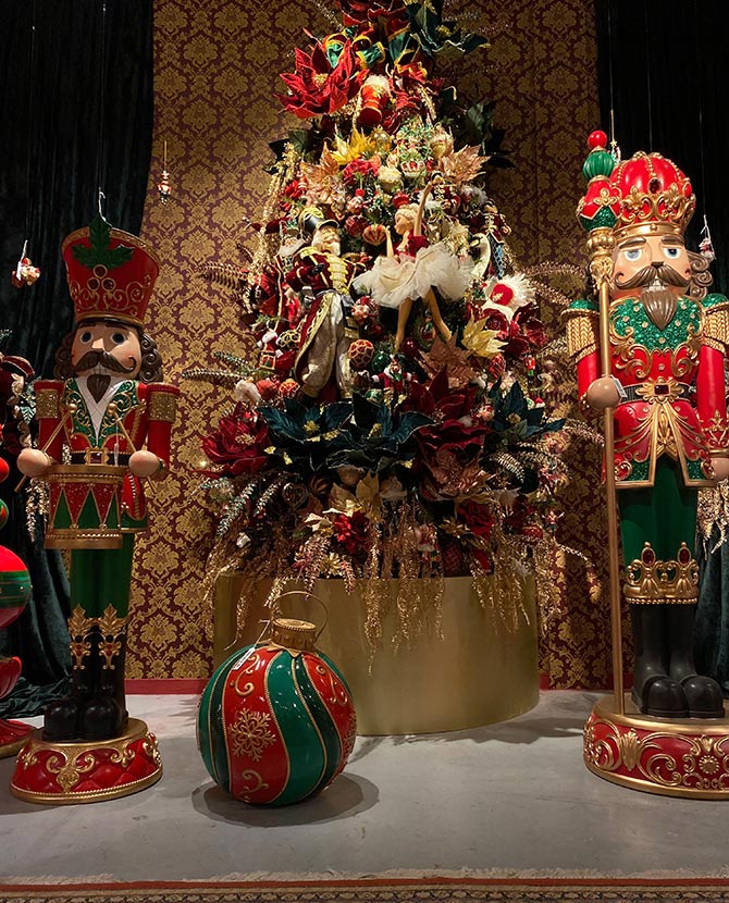 Barokkos megjelenésű, piros és zöld színű, karácsonyi diótörő figura.