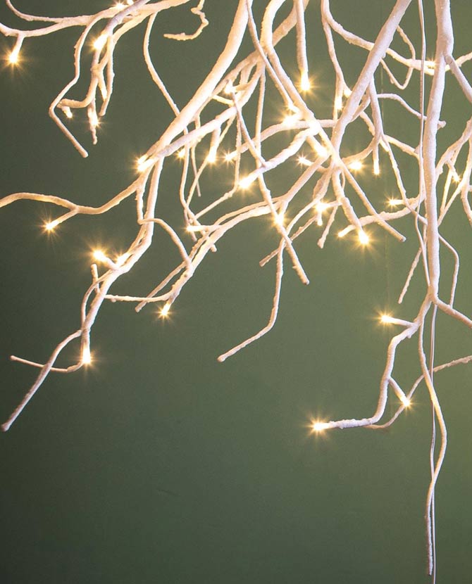 LED fényforrással kialakított, fehér színű glitteres felületű, karácsonyi dekorációs faág.