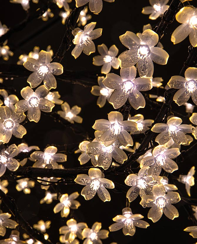 LED fényforrással kialakított, virágzó cseresznyefát idéző karácsonyi dekorációs fa.