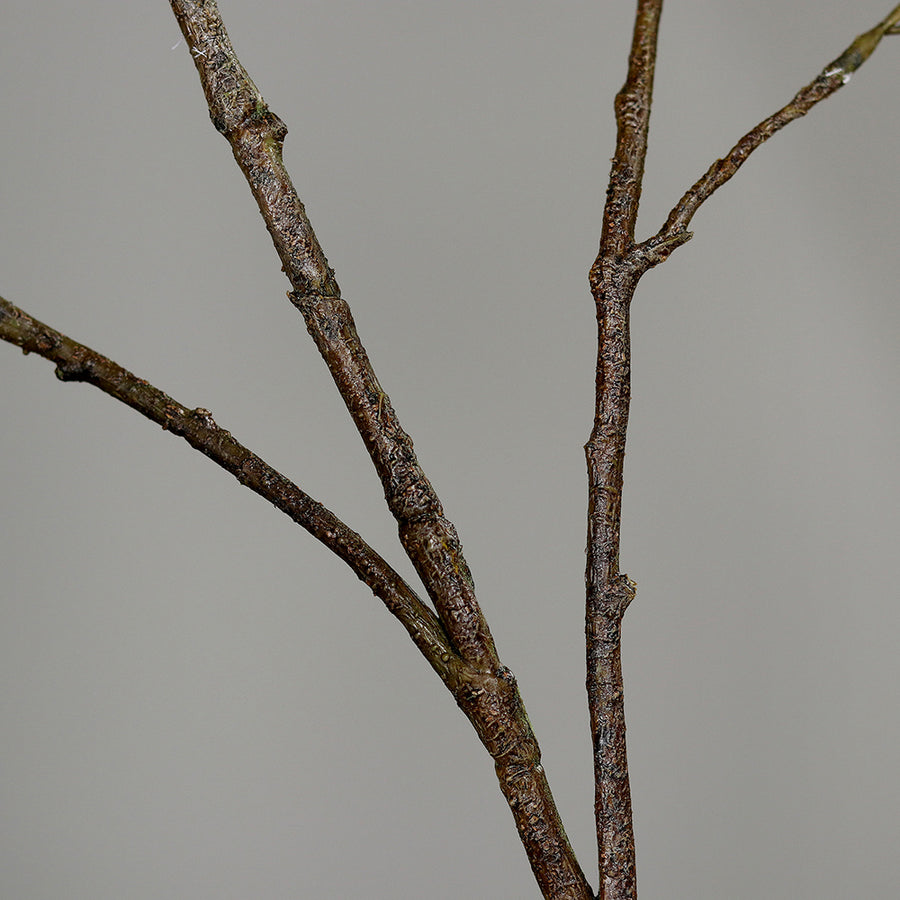 Virágzó mű cseresznyefa ág, halvány rózsaszín színű nyílt és bimbós virágokkal.