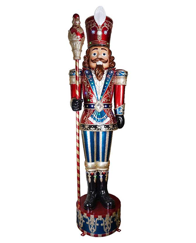 Óriás, kék és piros színárnyalatú, karácsonyi diótörő figura.