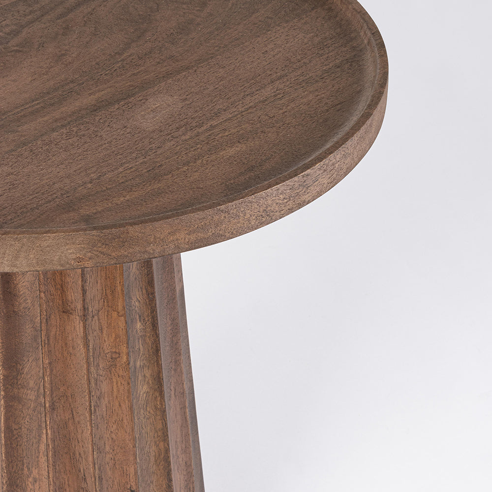 Mangófából készült, barna színű, kerek formájú dizájn kisasztalasztal.