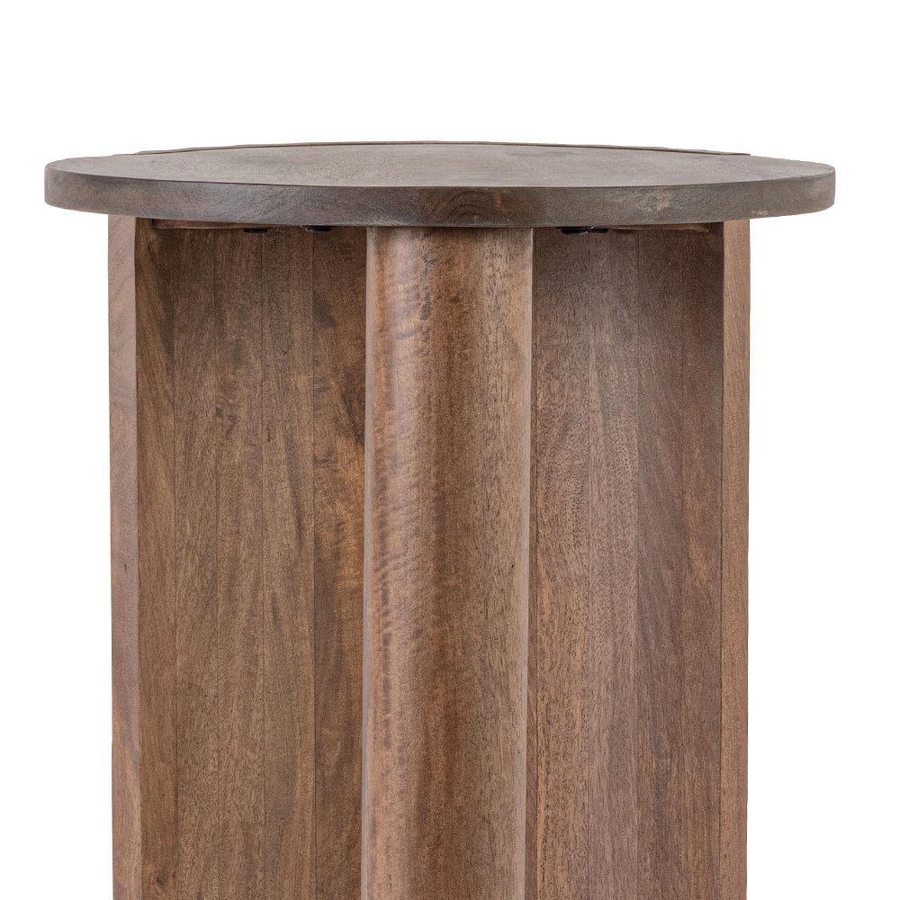 Mangófából készült, barna színű, kerek formájú dizájn kisasztal.