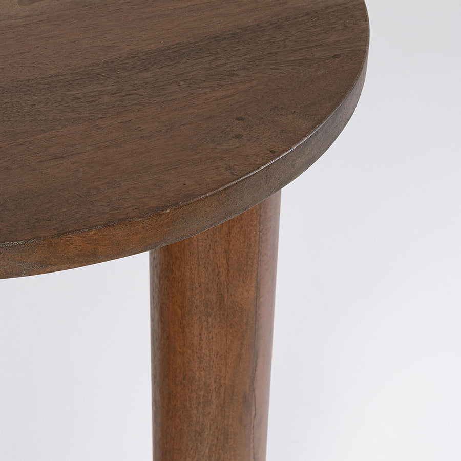 Mangófából készült, barna színű, kerek formájú dizájn kisasztal.