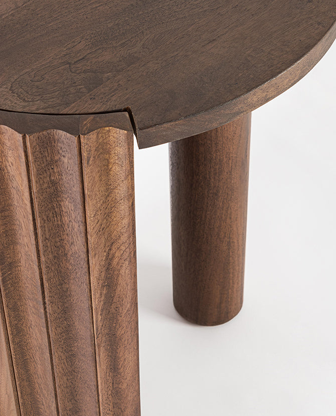 Mangófából készült, barna színű, kerek formájú dizájn kisasztal.