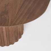 Mangófából készült, barna színű, formatervezett dizájn dohányzóasztal.