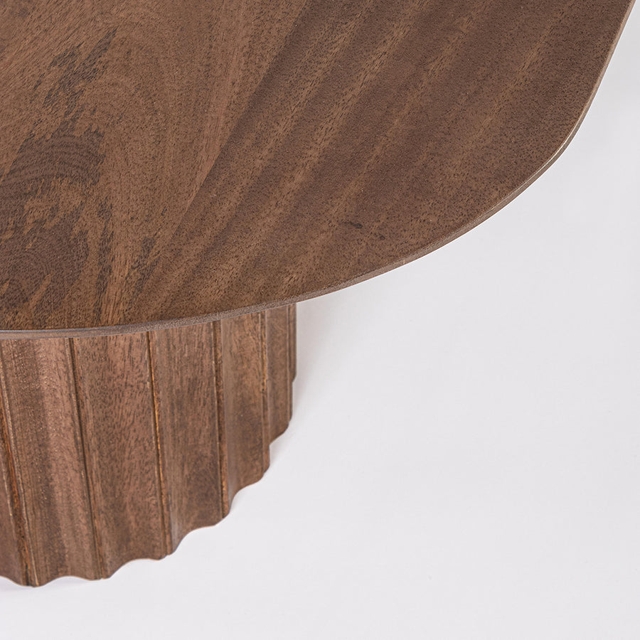 Mangófából készült, barna színű, formatervezett dizájn dohányzóasztal.