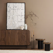 Mangófából készült, 3 ajtós, barna színű desing tálalószekrény.