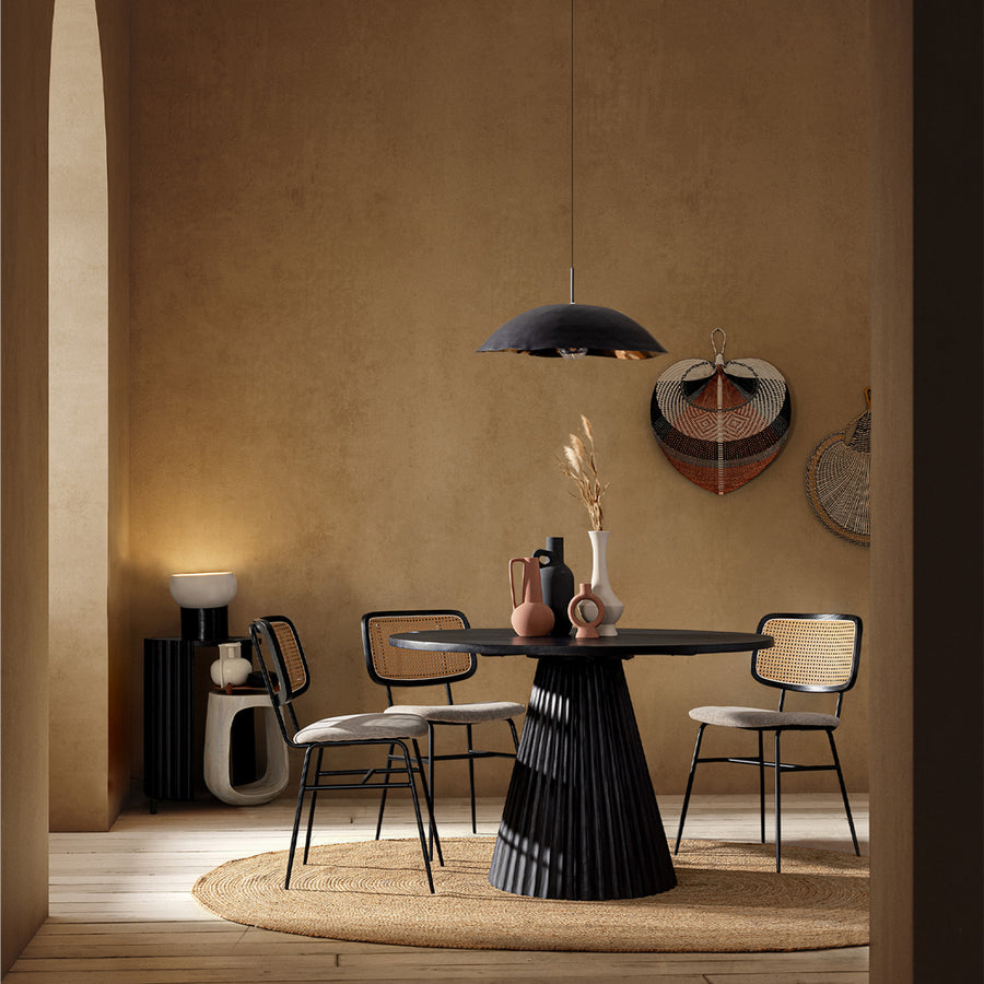 Mangófából készült, fekete színű, kerek formájú dizájn étkezőasztal.