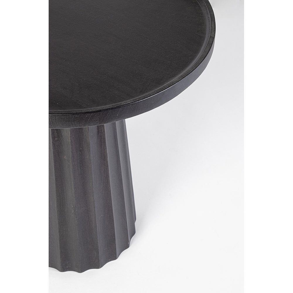 Mangófából készült, fekete színű, kerek formájú dizájn kisasztalasztal.
