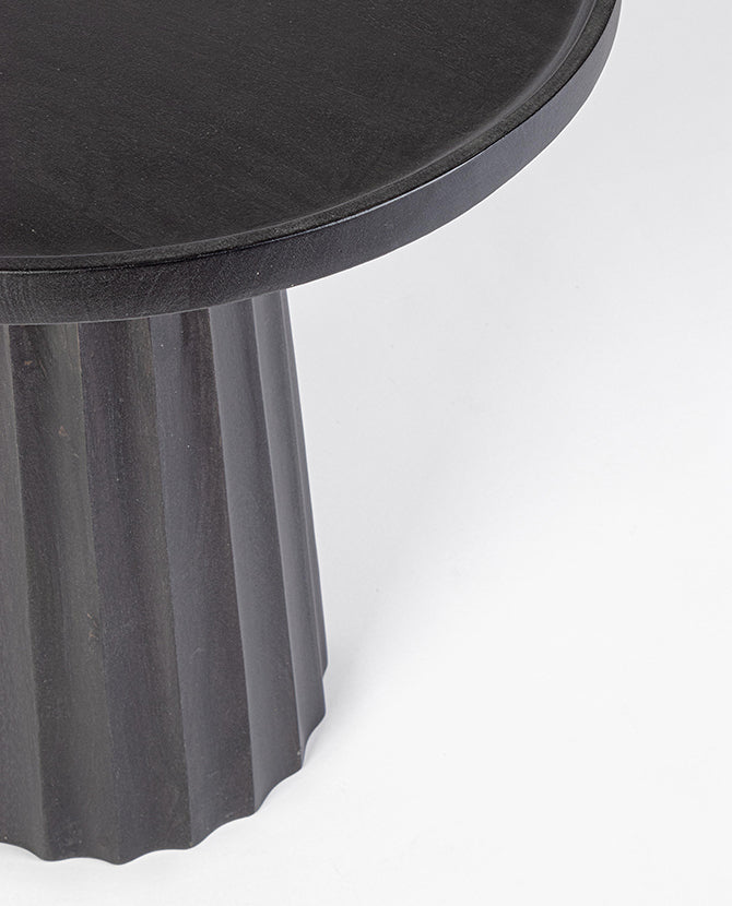 Mangófából készült, fekete színű, kerek formájú dizájn kisasztalasztal.