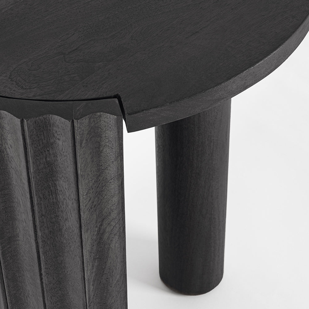 Mangófából készült, fekete színű, kerek formájú dizájn kisasztal .