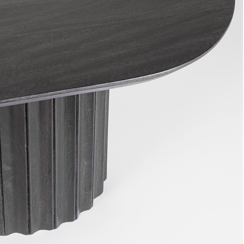 Mangófából készült, fekete színű, formatervezett dizájn dohányzóasztal.