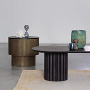 Mangófából készült, fekete színű, formatervezett dizájn dohányzóasztal.