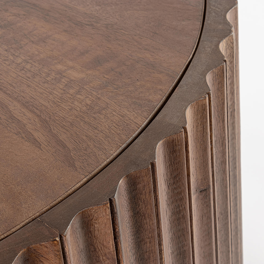 Mangófából készült, barna színű, formatervezett dizájn dohányzóasztal.