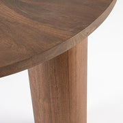 Mangófából készült, barna színű, formatervezett dizájn dohányzóasztal.