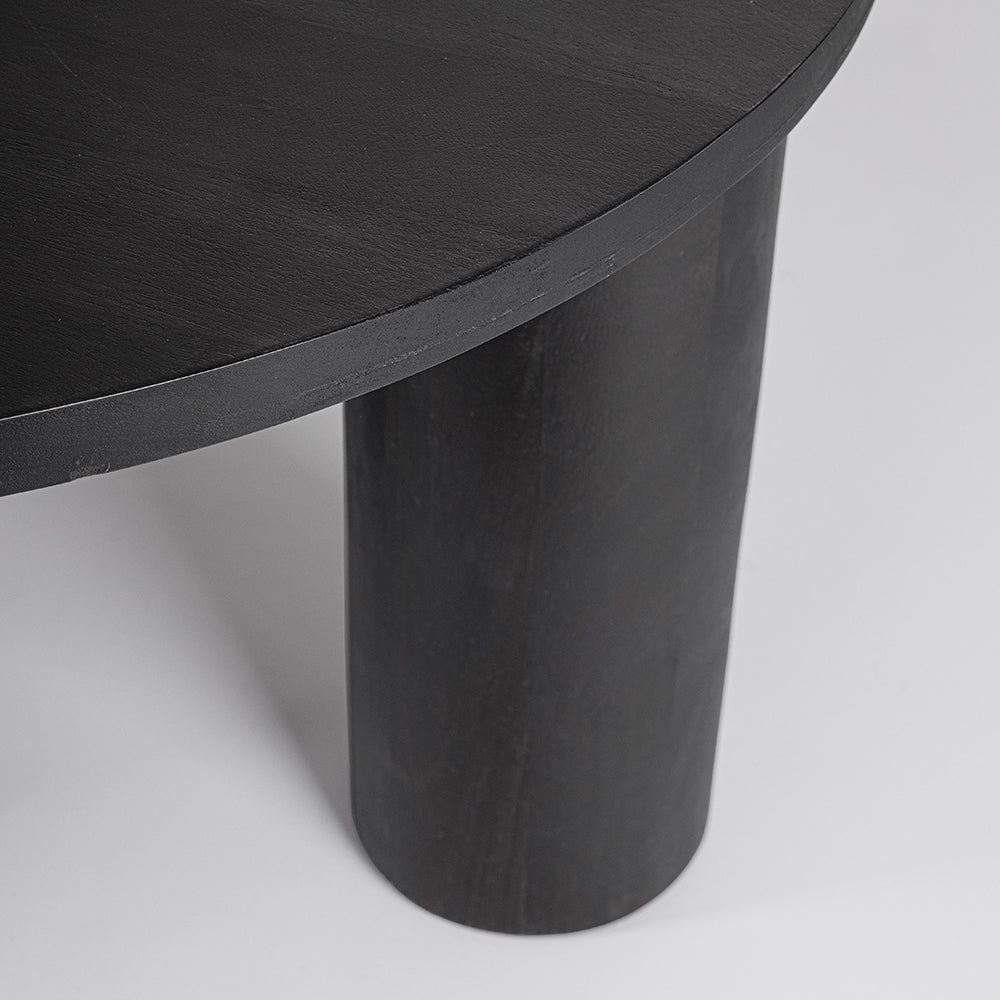 Mangófából készült, fekete színű, formatervezett dizájn dohányzóasztal