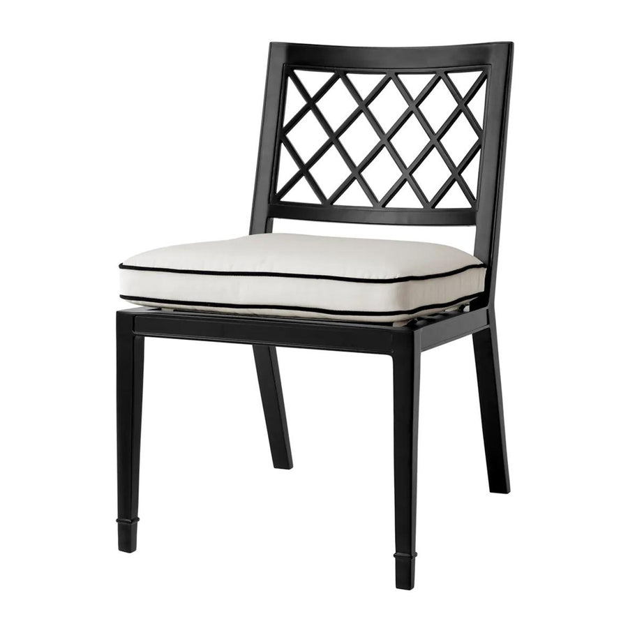 Matt fekete színű, porszórt alumíniumból készült, fehér színű Sunbrella ülőpárnával rendelkező, formatervezett kerti szék.