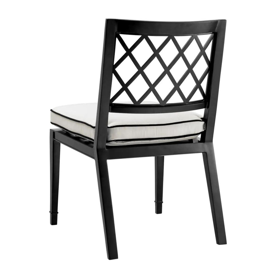 Matt fekete színű, porszórt alumíniumból készült, fehér színű Sunbrella ülőpárnával rendelkező, formatervezett kerti szék.