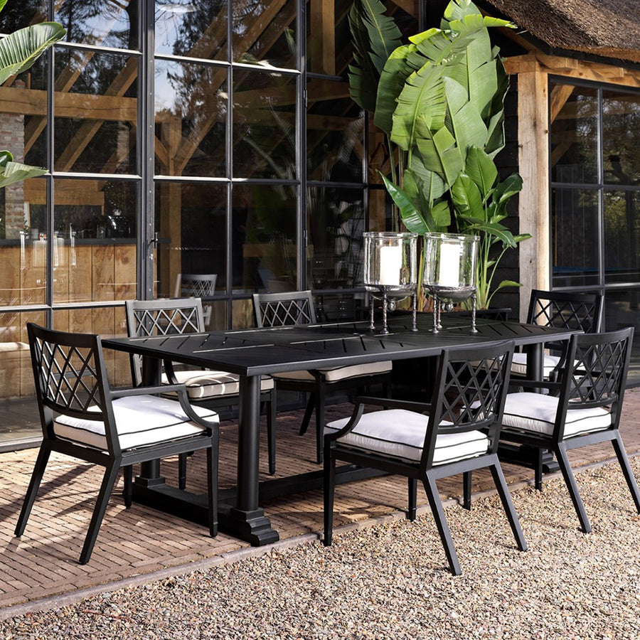 Matt fekete színű, porszórt alumíniumból készült, fehér színű Sunbrella ülőpárnával rendelkező, formatervezett kerti karosszék.