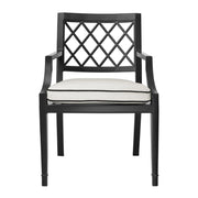 Matt fekete színű, porszórt alumíniumból készült, fehér színű Sunbrella ülőpárnával rendelkező, formatervezett kerti karosszék.